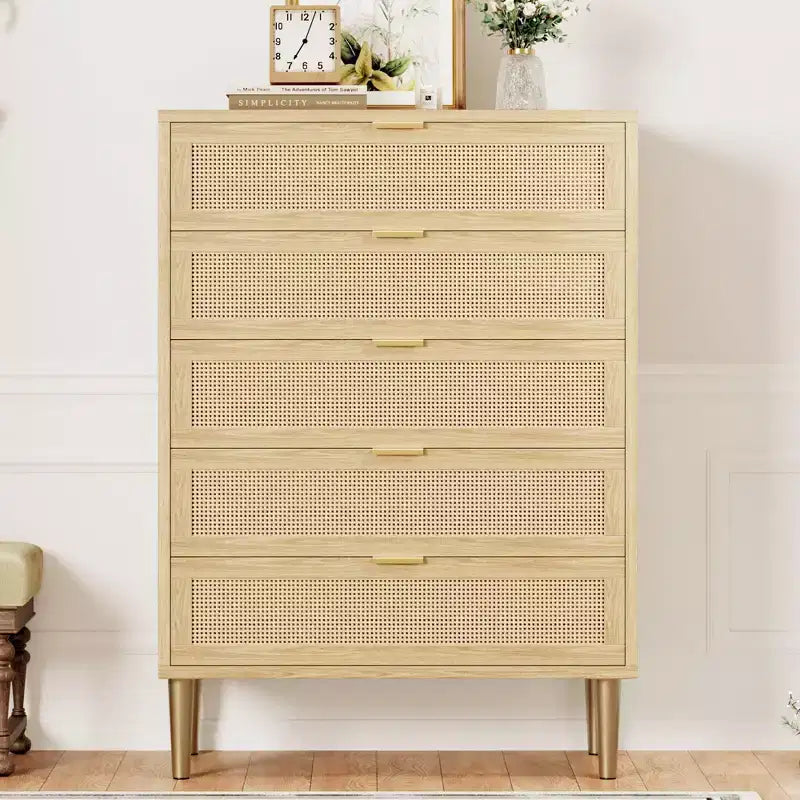 Cassettiera in rattan a 5 cassetti, cassettiera alta moderna con maniglie e gambe dorate, mobiletto per camera da letto con design antiribaltamento