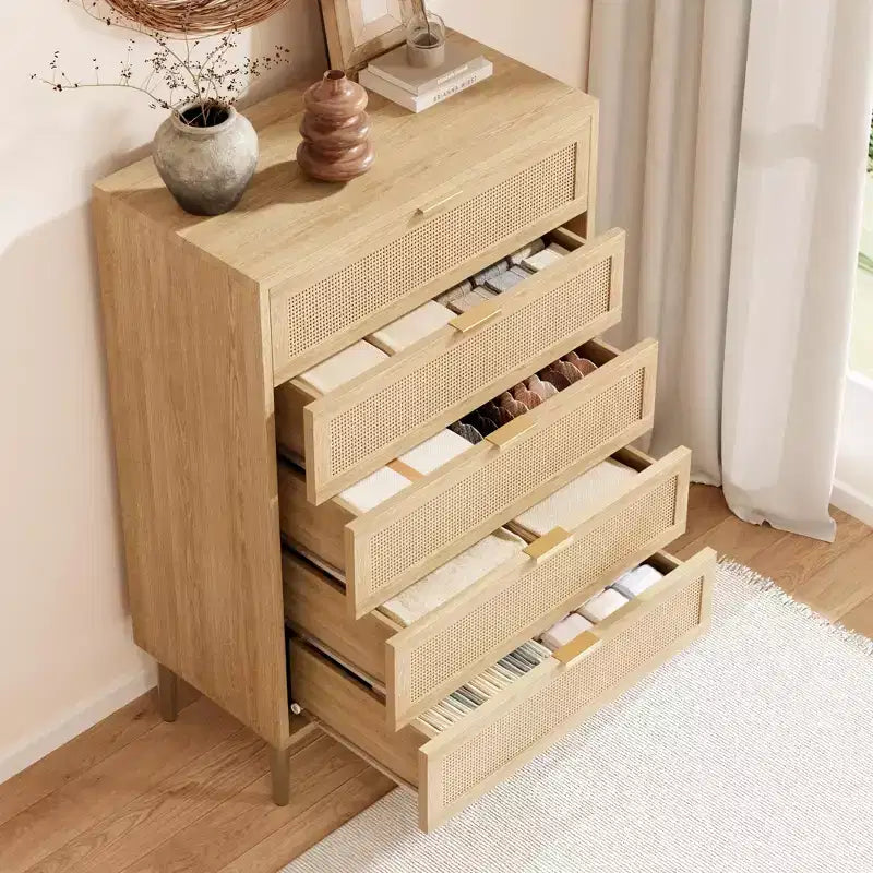 Cassettiera in rattan a 5 cassetti, cassettiera alta moderna con maniglie e gambe dorate, mobiletto per camera da letto con design antiribaltamento