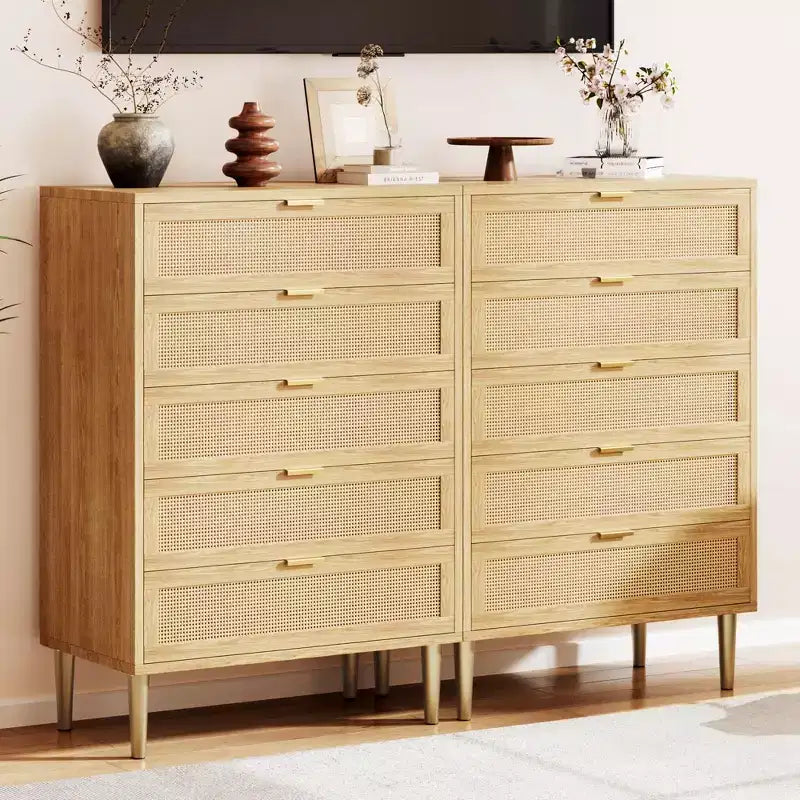 Cassettiera in rattan a 5 cassetti, cassettiera alta moderna con maniglie e gambe dorate, mobiletto per camera da letto con design antiribaltamento