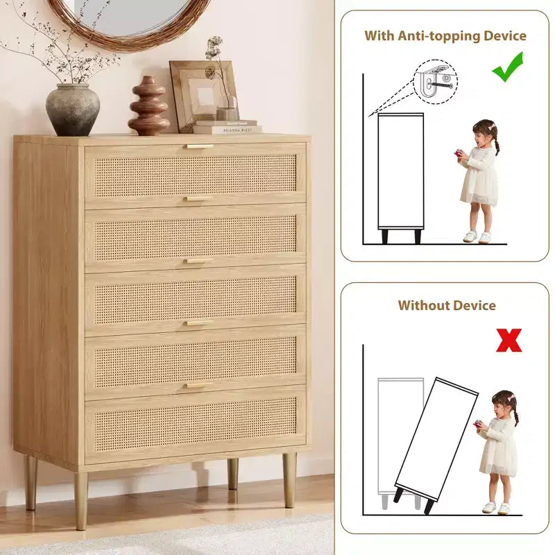 Cassettiera in rattan a 5 cassetti, cassettiera alta moderna con maniglie e gambe dorate, mobiletto per camera da letto con design antiribaltamento