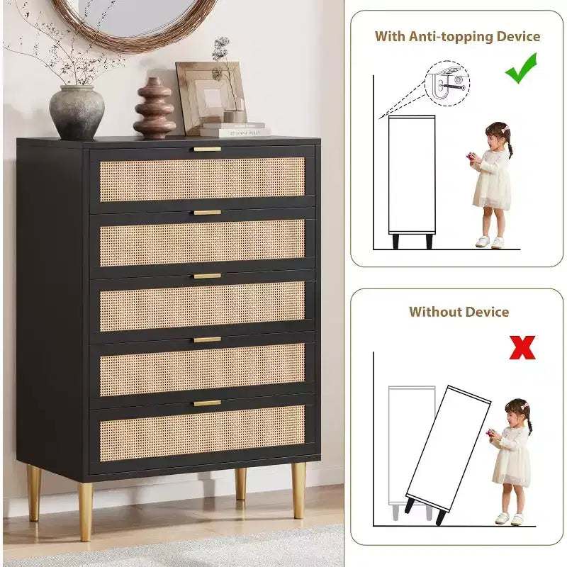 Cassettiera in rattan a 5 cassetti, cassettiera alta moderna con maniglie e gambe dorate, mobiletto per camera da letto con design antiribaltamento