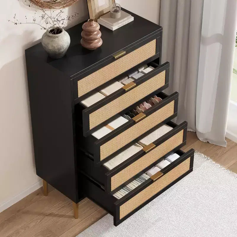 Cassettiera in rattan a 5 cassetti, cassettiera alta moderna con maniglie e gambe dorate, mobiletto per camera da letto con design antiribaltamento