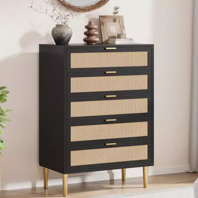 Cassettiera in rattan a 5 cassetti, cassettiera alta moderna con maniglie e gambe dorate, mobiletto per camera da letto con design antiribaltamento