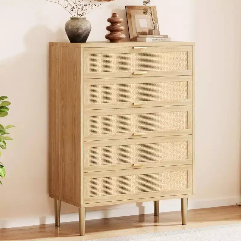 Cassettiera in rattan a 5 cassetti, cassettiera alta moderna con maniglie e gambe dorate, mobiletto per camera da letto con design antiribaltamento