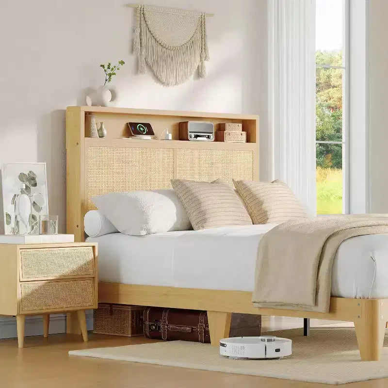 Struttura Letto in Rattan con Testiera Contenitore, Stazione di Ricarica, Illuminazione RGB, Doghe in Legno