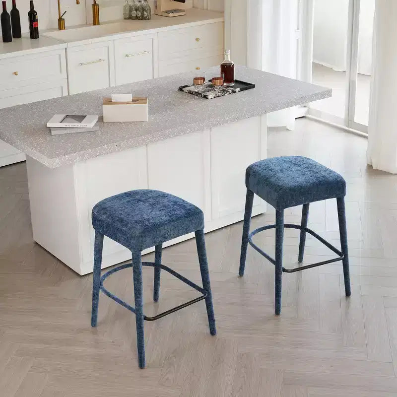 Set di 2 moderni sgabelli da bar Okak imbottiti e confortevoli con poggiapiedi e robusta struttura in metallo, seduta senza schienale altezza bancone