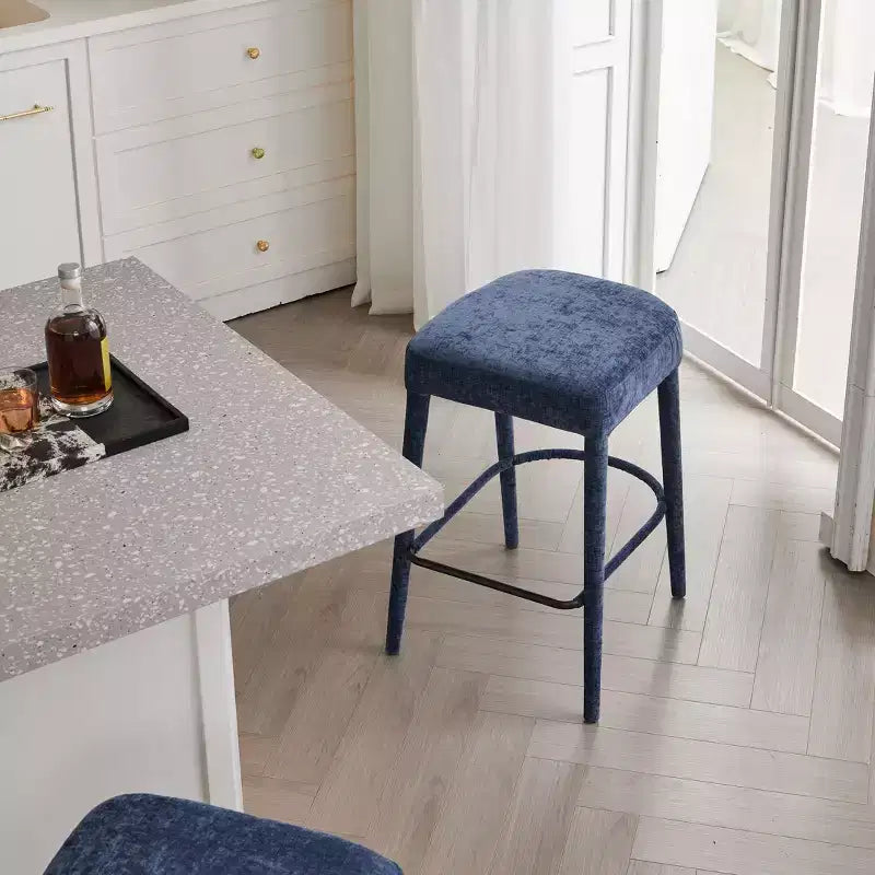Set di 2 moderni sgabelli da bar Okak imbottiti e confortevoli con poggiapiedi e robusta struttura in metallo, seduta senza schienale altezza bancone