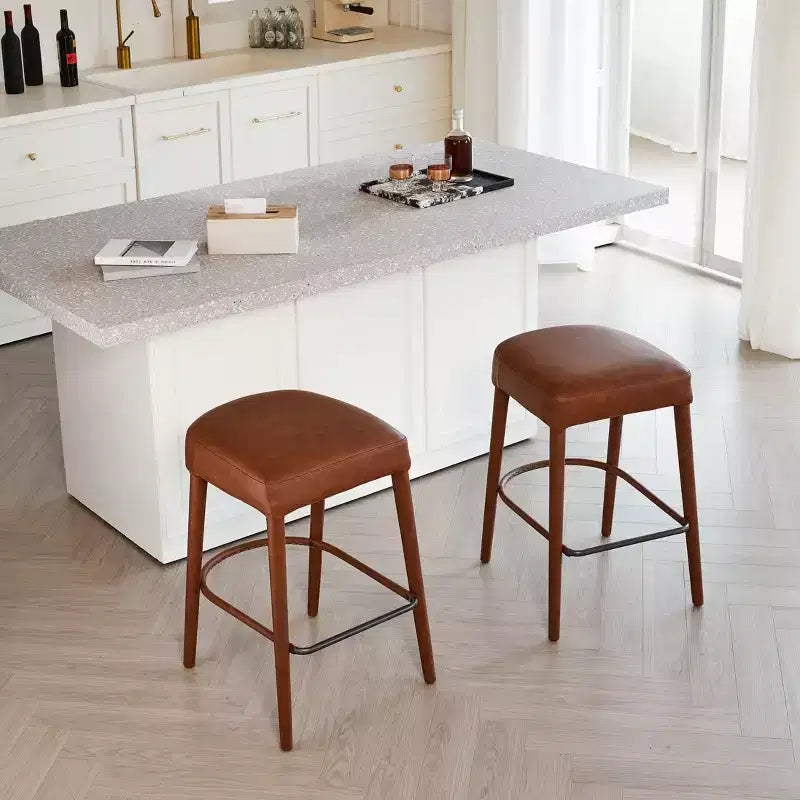 Set di 2 moderni sgabelli da bar Okak imbottiti e confortevoli con poggiapiedi e robusta struttura in metallo, seduta senza schienale altezza bancone
