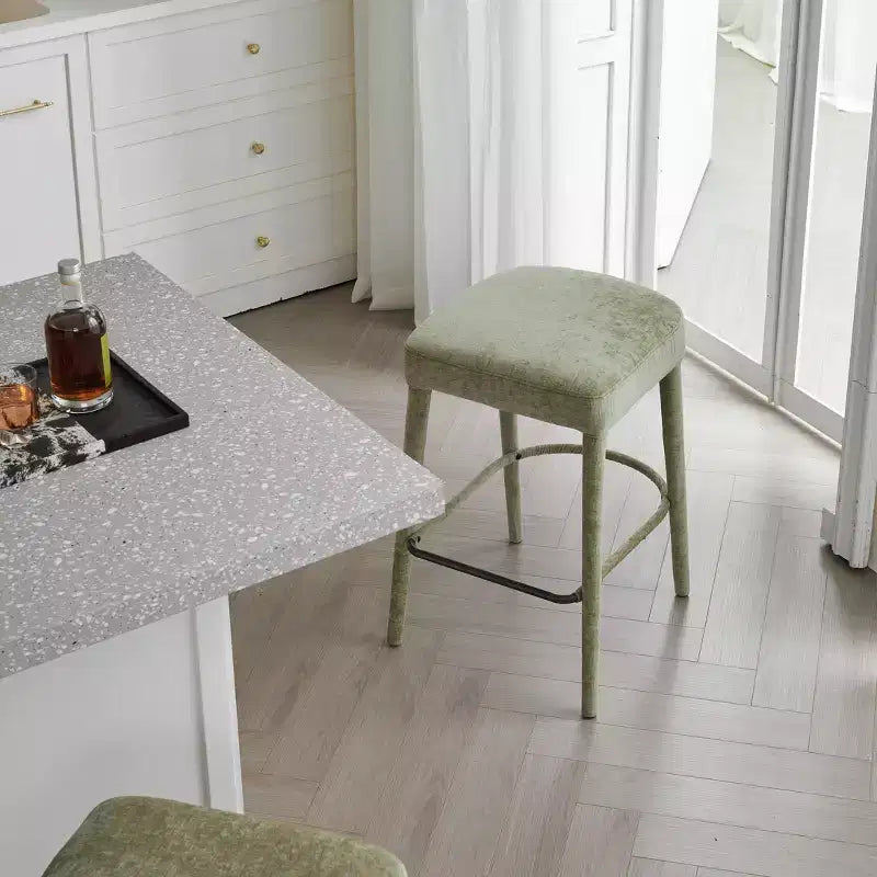 Set di 2 moderni sgabelli da bar Okak imbottiti e confortevoli con poggiapiedi e robusta struttura in metallo, seduta senza schienale altezza bancone