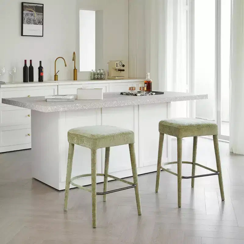 Set di 2 moderni sgabelli da bar Okak imbottiti e confortevoli con poggiapiedi e robusta struttura in metallo, seduta senza schienale altezza bancone