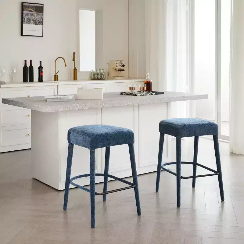 Set di 2 moderni sgabelli da bar Okak imbottiti e confortevoli con poggiapiedi e robusta struttura in metallo, seduta senza schienale altezza bancone