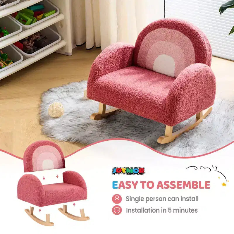 Poltroncina imbottita a dondolo per bambini, in morbido tessuto teddy sfumato, con struttura in legno, ideale per la lettura
