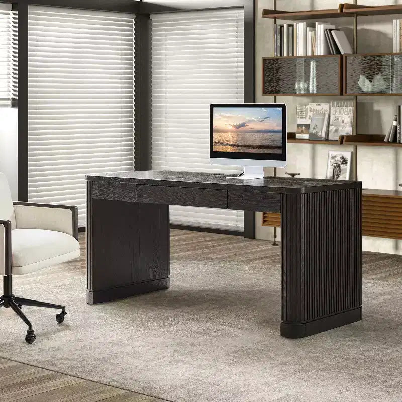 Scrivania moderna con prese elettriche integrate