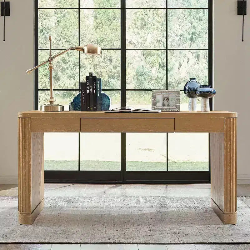 Scrivania moderna con prese elettriche integrate
