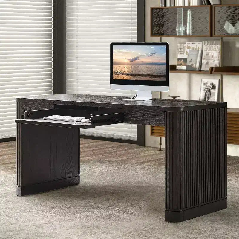 Scrivania moderna con prese elettriche integrate