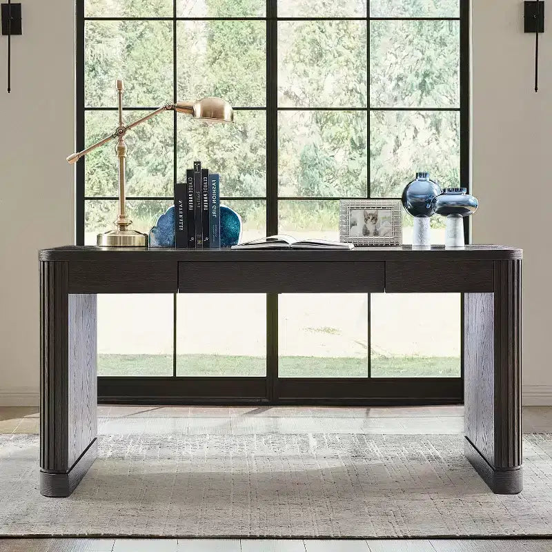 Scrivania moderna con prese elettriche integrate