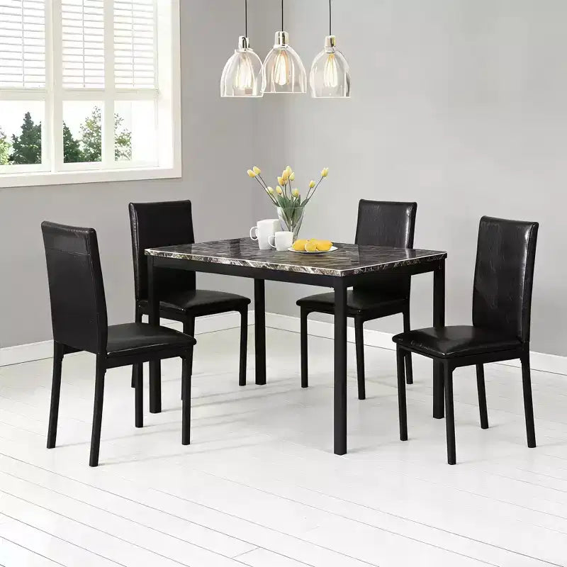 Set da pranzo Nolan con struttura in metallo e piano effetto marmo