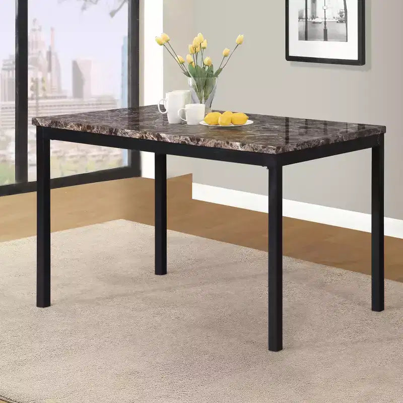 Set da pranzo Nolan con struttura in metallo e piano effetto marmo
