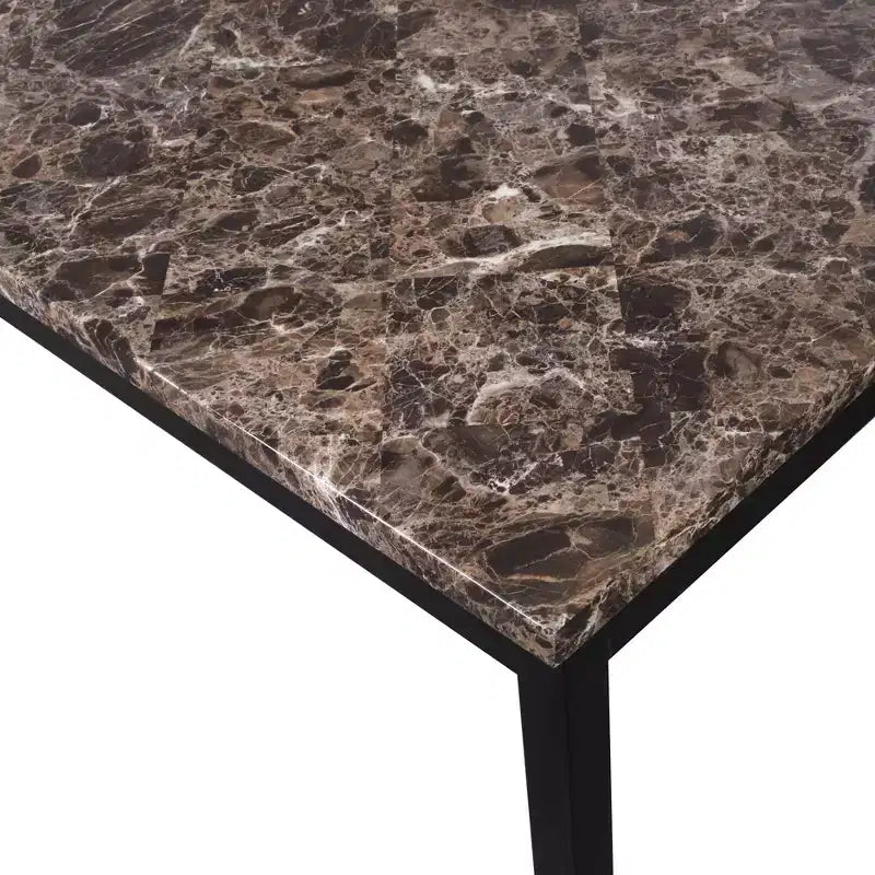 Set da pranzo Nolan con struttura in metallo e piano effetto marmo